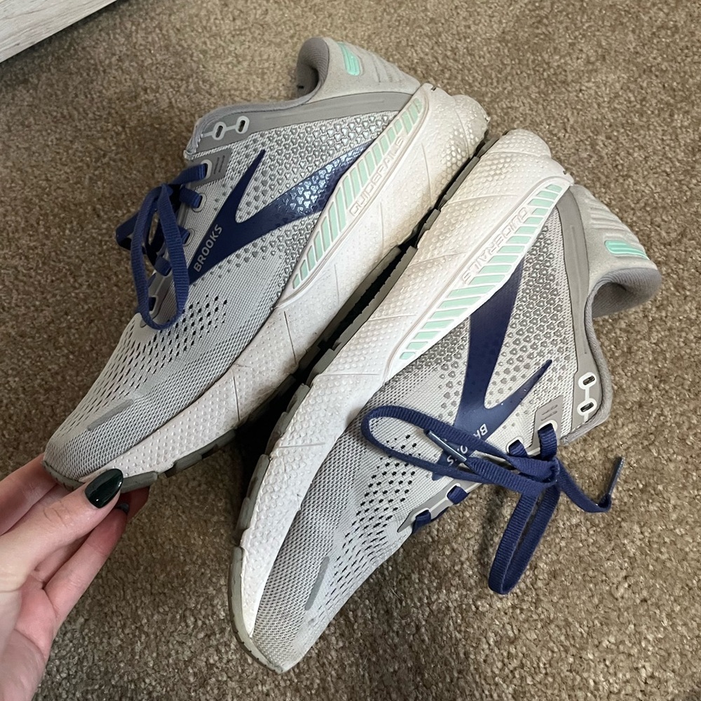 SOLD! Brooks Adrenaline GTS 22 Running Athletic Shoes Womens 9 - Picture 3 of 9